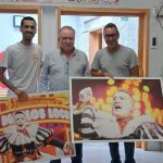 Carlos Pallés obsequia a Diablo Locos, con dos pósters de la murga