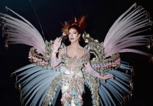 Brillo, Swarovski y talento canario: así fue el look que robó la noche en la coronación de ‘Drag Race’.
