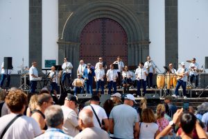 Moya fusiona comercio local y tradición carnavalera en una exitosa feria en el casco histórico