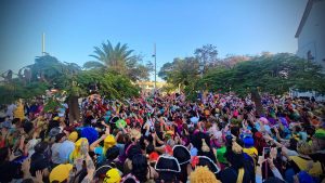 Diablos y Bambones convierten su tradicional “pelea de gallos” en un emotivo homenaje en la plaza de la Concepción