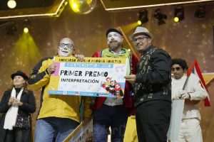 El Carnaval murguero recuperó su templo en Puerto del Rosario: 6.000 almas vencieron al viento en el regreso del concurso