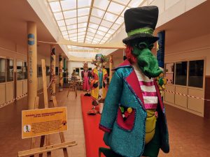Una exposición de disfraces transmite el espíritu carnavalero al alumnado del IES Playa de Arinaga
