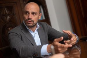 “Las finales están para sorprender”: Alfonso Cabello justifica la evolución de las murgas tras la polémica