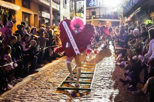 Tacones, humor y fiesta: el Carnaval vive su noche más irreverente con el XXXVI Maratón Masculino “Mascarita Ponte Tacón”