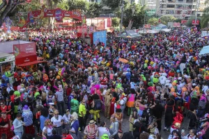 El Carnaval de Día toma la calle con miles de carnavaleros y carnavaleras