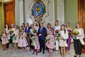 El alcalde recibe a la Reinas del Carnaval 2026 y a sus respectivas Cortes de Honor