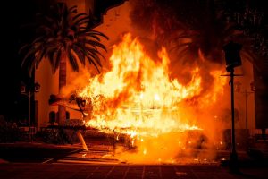 San Andrés y Sauces despide el Carnaval con una multitudinaria quema que ilumina la plaza de Montserrat