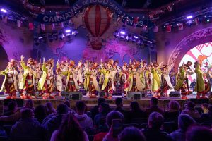 Icod de los Vinos rinde homenaje a sus murgas en una noche de sátira, emoción y reconocimiento