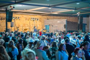 El viento se lleva la sardina pero no puede con la fiesta en El Cruce de Arinaga