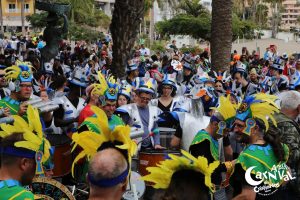 Los Cristianos tiñe sus calles de inclusión y color en un pasacalle escolar sin precedentes