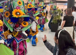 Ritmo y color en el Centro Comercial Atlántico: un desfile de carnaval que unió a grandes y pequeños