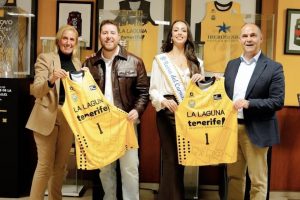 El CB Canarias sella su pase a cuartos de la Champions League en una noche de carnaval y baloncesto