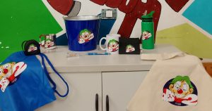 Los Desbocados ponen precio a su merchandising: bolígrafos, mochilas y la popular hielera con “saca tapas” entre los artículos a la venta