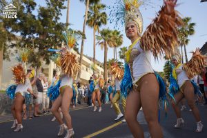 El Carnaval de Los Gigantes desafía al calendario y triunfa con un Coso Apoteósico multitudinario