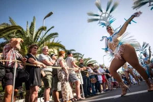 El Gran Coso Apoteosis convierte Los Cristianos en un improvisado escenario carnavalero para sorpresa de turistas y residentes