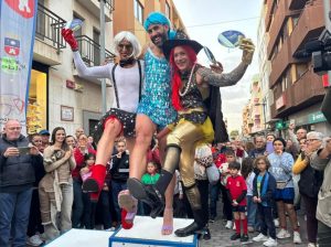 Equilibrio, risas y velocidad: la Carrera de Tacones de Telde vuelve a conquistar San Gregorio