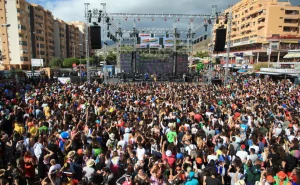 Los Cristianos estrena su primer Carnaval diurno con una tarde de ritmos y actuaciones en directo