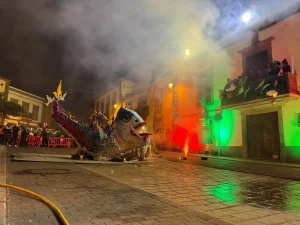 El Carnaval de Telde despide la fiesta con un original entierro: una sardina “varada” en Tufia y un mar de disfraces toman las calles