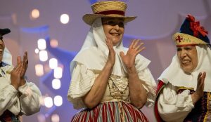 ¡Elena González, nueva Reina de los Mayores! La hija del padre de las murgas se lleva la corona