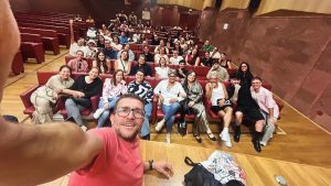 La comparsa K’nadum celebra una emotiva reunión con sus nuevos miembros en el Centro Cívico de La Camella