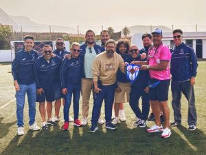  Los Tiralenguas realiza el saque de honor en un partido del Juventud Deportivo Interian como gesto de reconocimiento a su trayectoria carnavalera