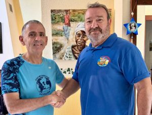 Los Esc@ndinabos llevan la solidaridad del Carnaval de Santa Cruz hasta Gambia