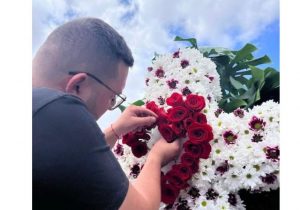 Una cruz de flores firmada por Nauzet Salazar engalanará las calles de Santa Cruz el 3 de mayo en representación de la AAVV San Gerardo