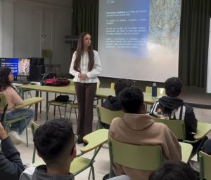 Carla Castro Castellano comparte su experiencia como Reina del Carnaval 2026 con estudiantes del IES Tomás de Iriarte