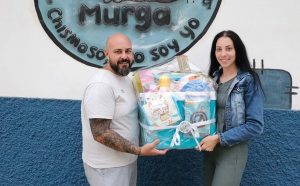 Los Chismosos entregan la Cesta de Verano a la ganadora del sorteo en un gesto de cercanía con su afición