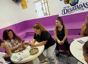 Desatadas fortalece la convivencia con su primer “bingo loco” en el local de ensayo