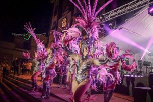Los Joroperos llevan el espíritu del Carnaval a la Gala de Elección de la Romera Mayor de Llano del Moro 2026