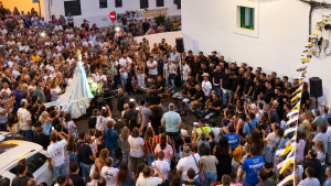 La Murga Los Simplones emociona a Valterra con su tradicional canto a la Virgen del Carmen