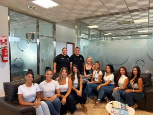 Las diez finalistas del Team Santana Carnaval visitan los estudios de Onda Tenerife