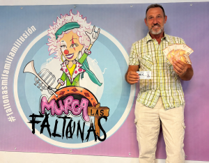 Las Faltonas hace entrega del premio de su rifa
