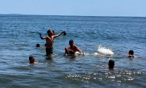 La murga infantil Los Sofocados fortalece la unión del grupo con una jornada de convivencia en la playa de Antequera