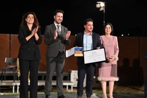La FIGRUC recibe un reconocimiento por su labor solidaria y los 25 años del Encuentro de Murgas de La Naval