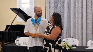 Yosuè Riverol recibe un reconocimiento por su colaboración con la Asociación de Salud Mental La Palma y Alas de Mariposa